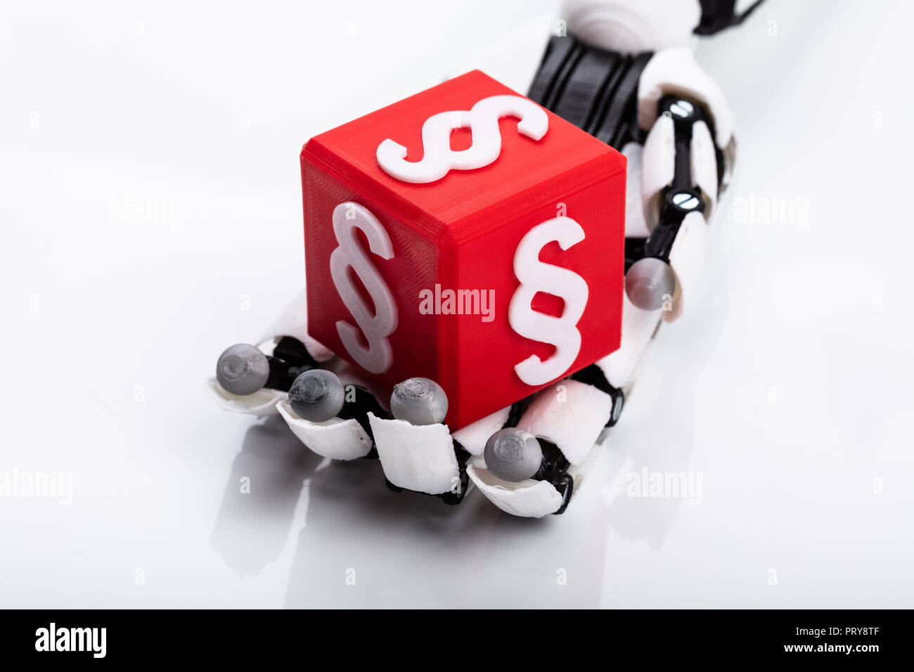 Roboterhand mit roten Kubische Block mit Absatz Symbol auf grauem Hintergrund Stockfoto