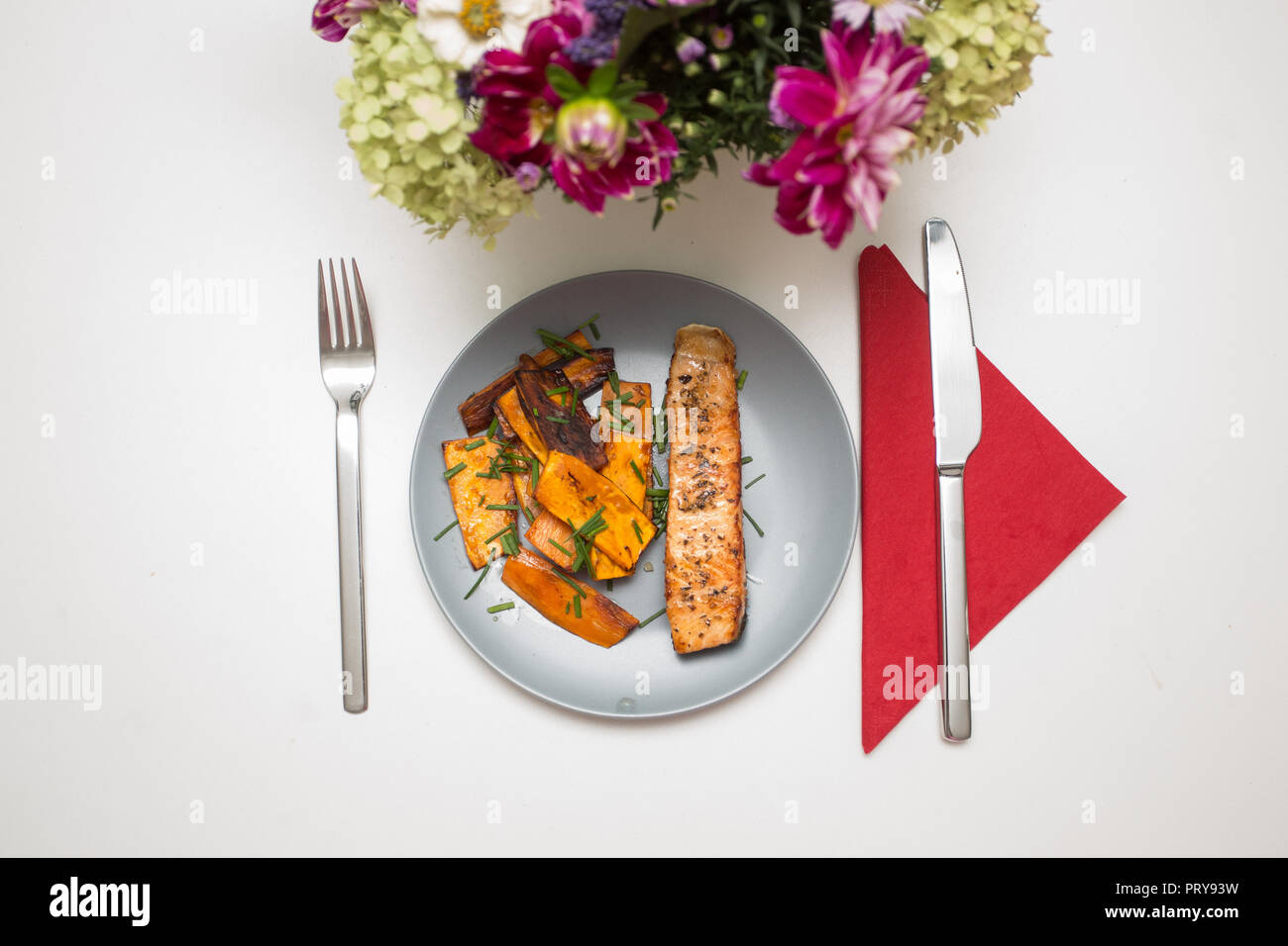 Home gekocht: gegrillter Lachs mit Süßkartoffel Stockfoto