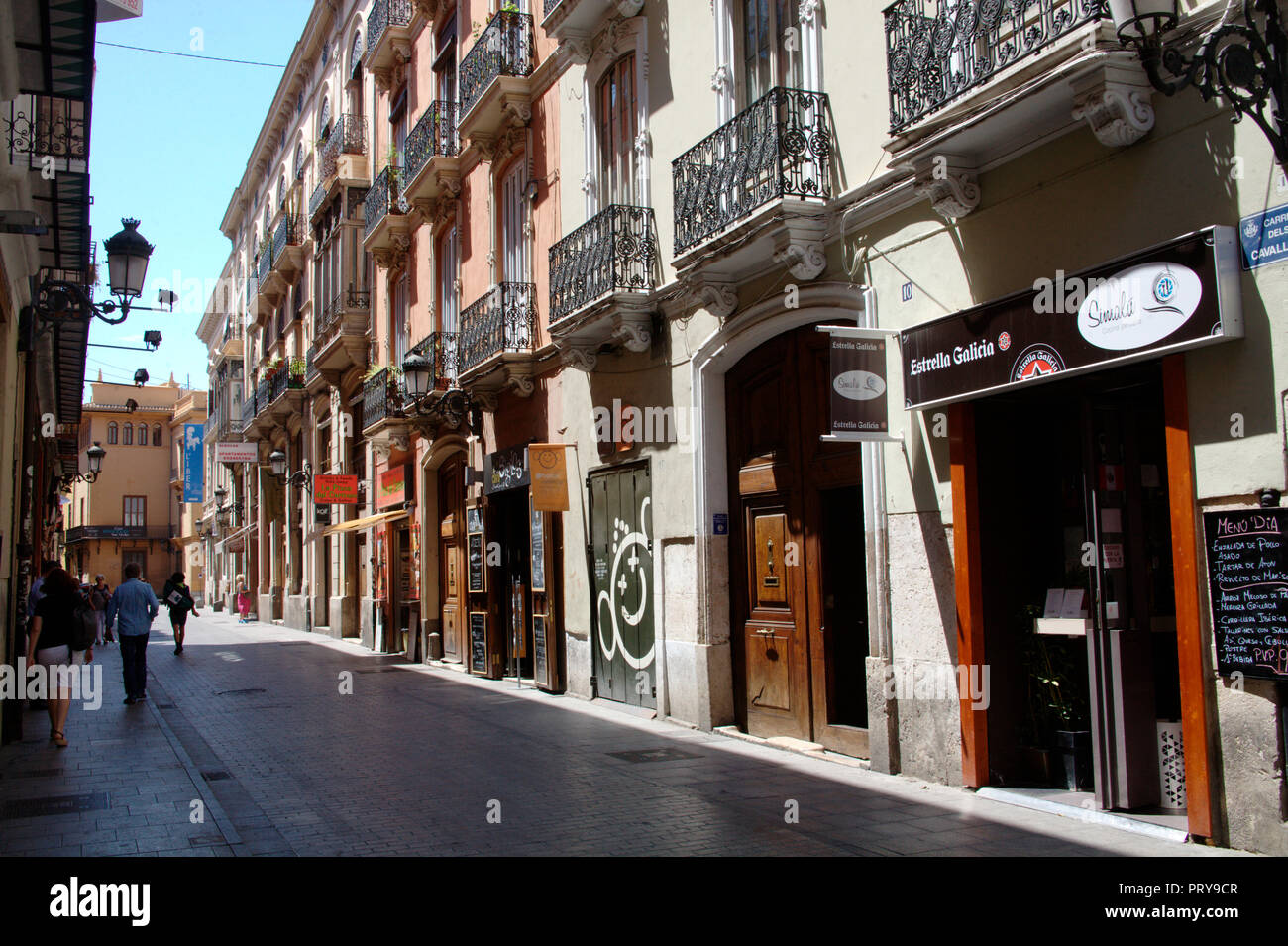 Geschäfte im historischen Straßen von Valencia Stockfoto