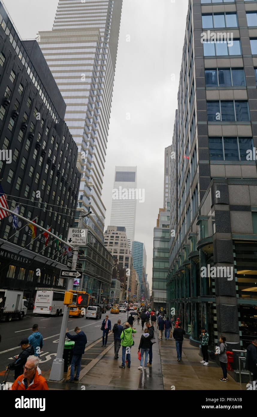 New York, USA: 17. Mai 2018: Die New York Central Park mit seinen Wolkenkratzern. Stockfoto