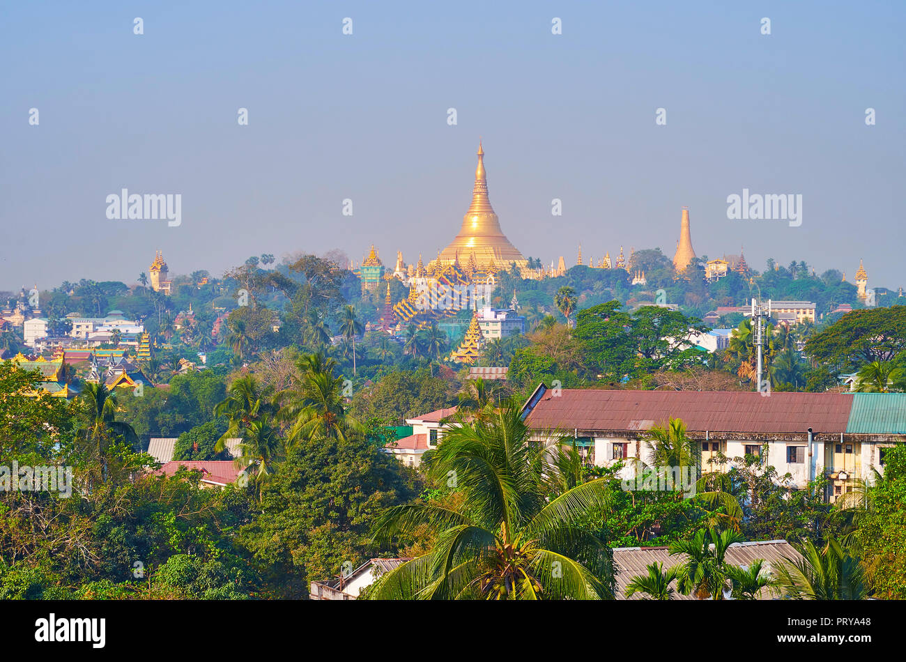 Der Blick von der auf goldenen Pagode des mittelalterlichen Shwedagon Tempel, auf der Spitze des Singuttara Hügel in Yangon, Myanmar. Stockfoto
