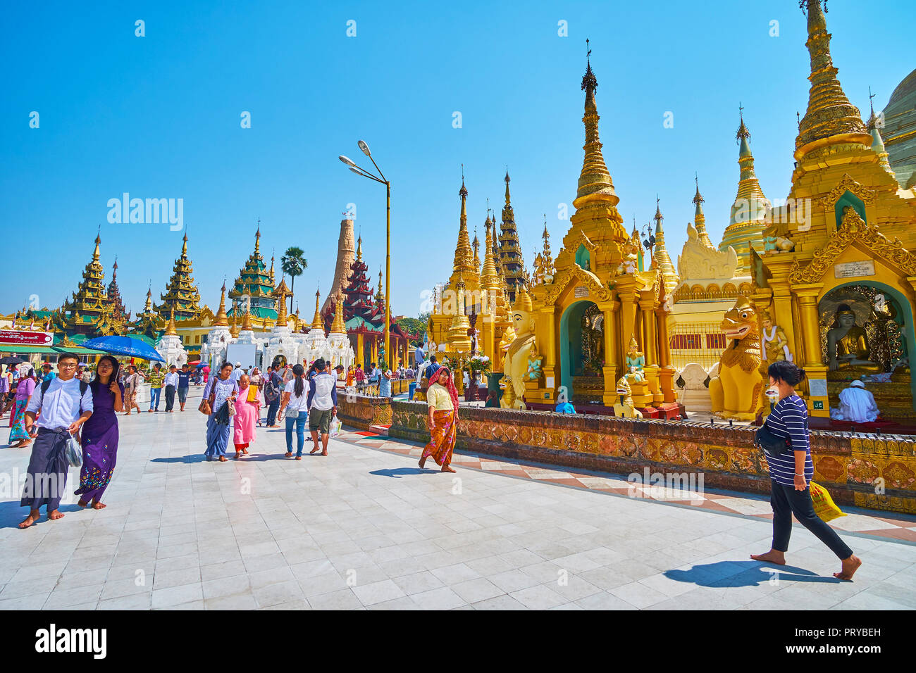 YANGON, MYANMAR - Februar 27, 2018: Die mittelalterliche Komplex der Shwedagon Pagode ist beste Ort traditionelle burmesische Kunst und Kult Architektur zu erkunden, Stockfoto