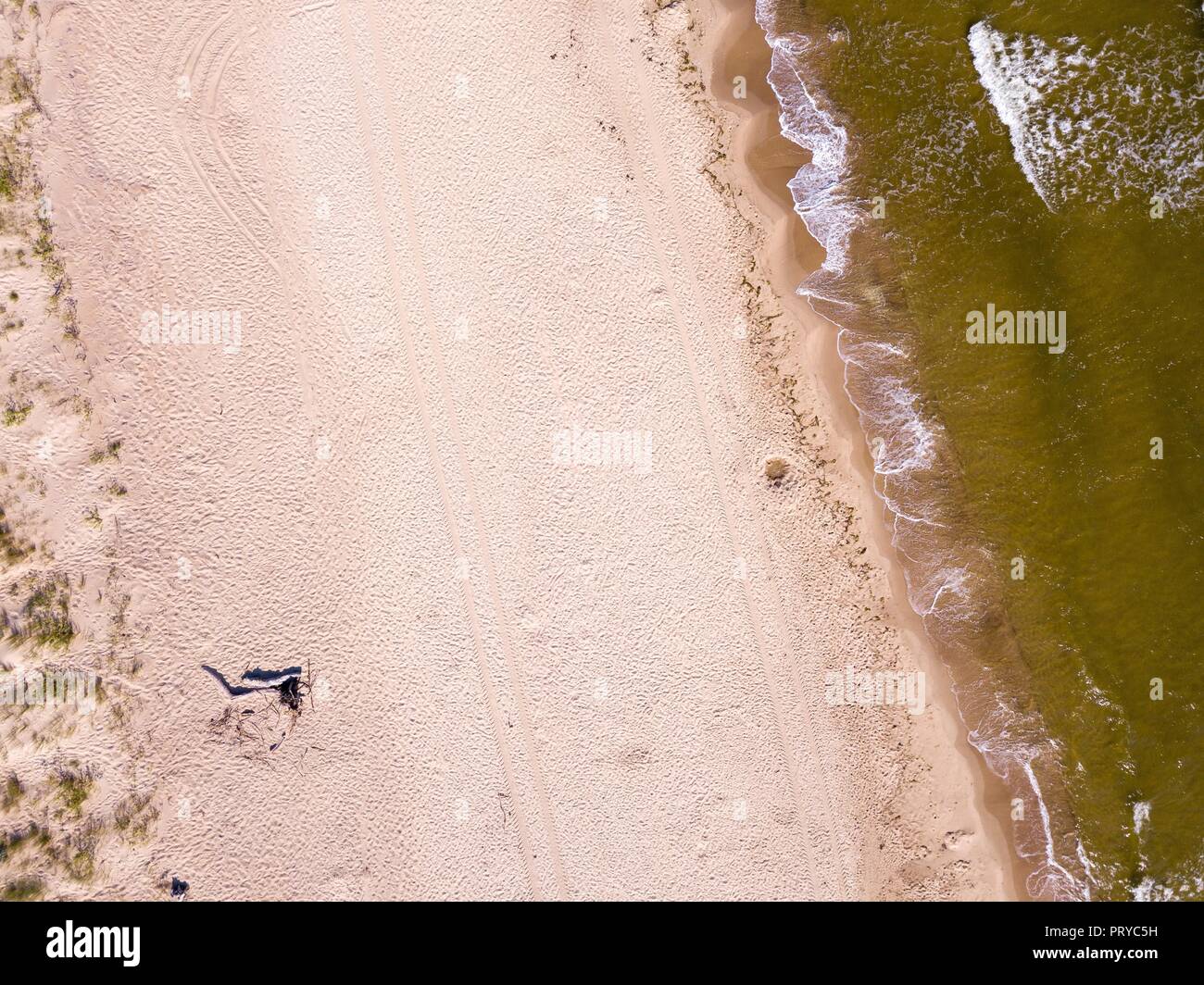 Antenne: Ostsee Strand von oben - Landschaft drone. Strand in der Nähe von Danzig in Polen. Stockfoto