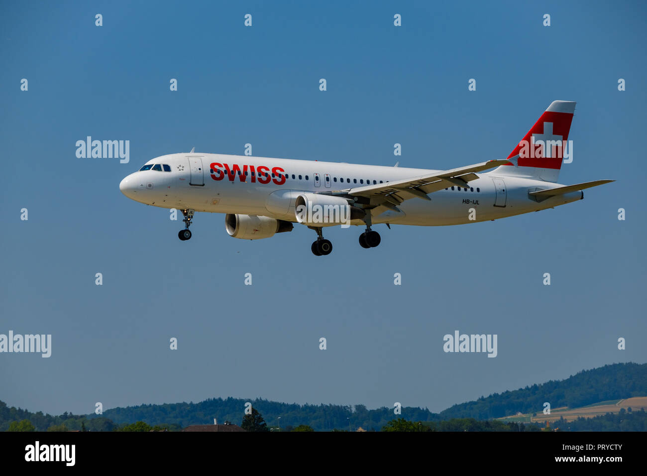 Swiss Airlines Flugzeug Vorbereitung für die Landung am Tag Zeit im internationalen Flughafen Stockfoto