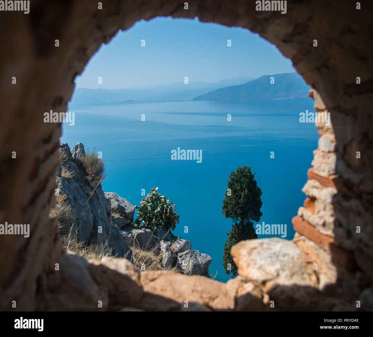 Blick auf das Ionische Meer durch ein fort Fenster Stockfoto