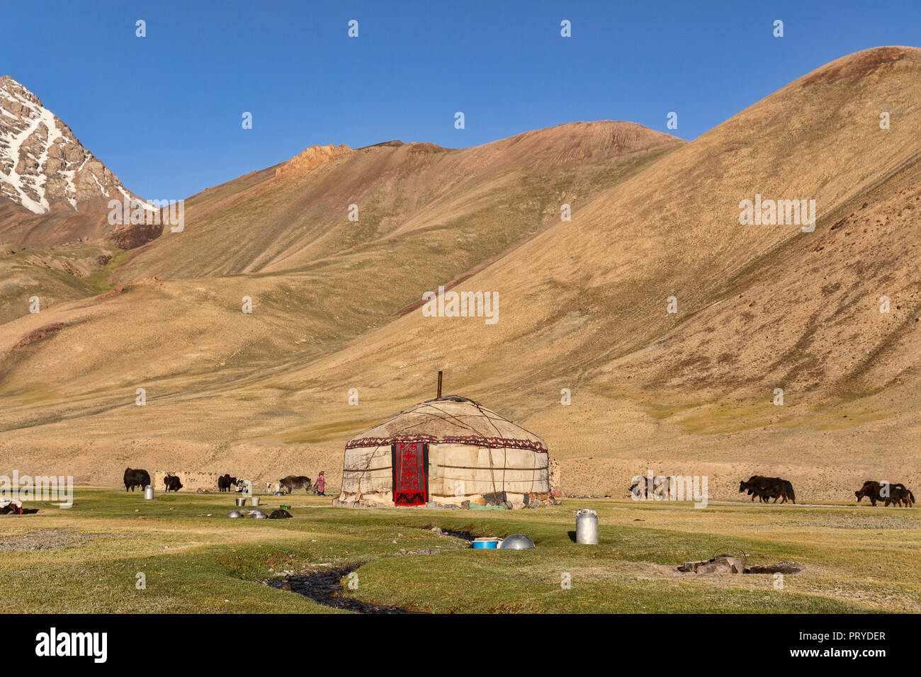 Kirgisische Jurte bei Sonnenaufgang goldenen Stunde in der entfernten Pshart Tal im Pamir, Gorno-Badakhshan Autonome Region, Tadschikistan. Stockfoto