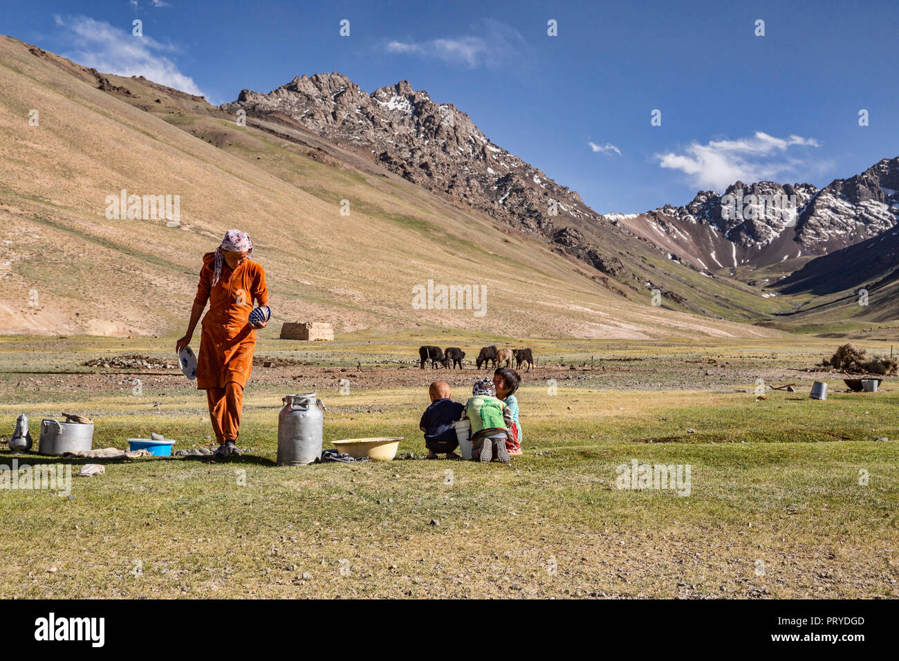 Kirgisischen Nomaden machen Pshart qurut in dem abgelegenen Tal im Pamir, Gorno-Badakhshan Autonome Region, Tadschikistan. Stockfoto