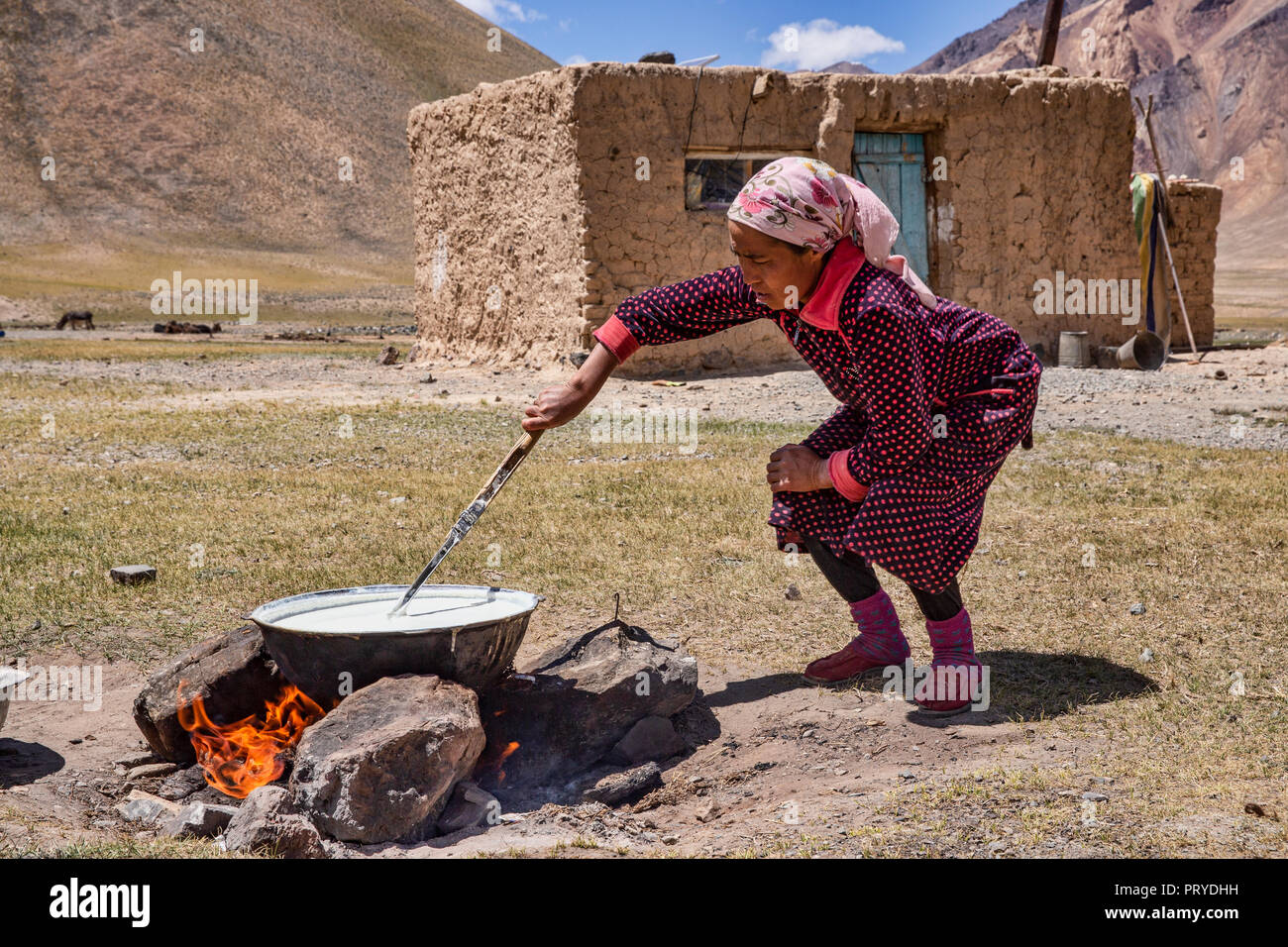 Kirgisische Nomadin macht frischen qurut, ein Yak Milchprodukt, Pshart Tal im Pamir, Gorno-Badakhshan Autonome Region, Tadschikistan. Stockfoto