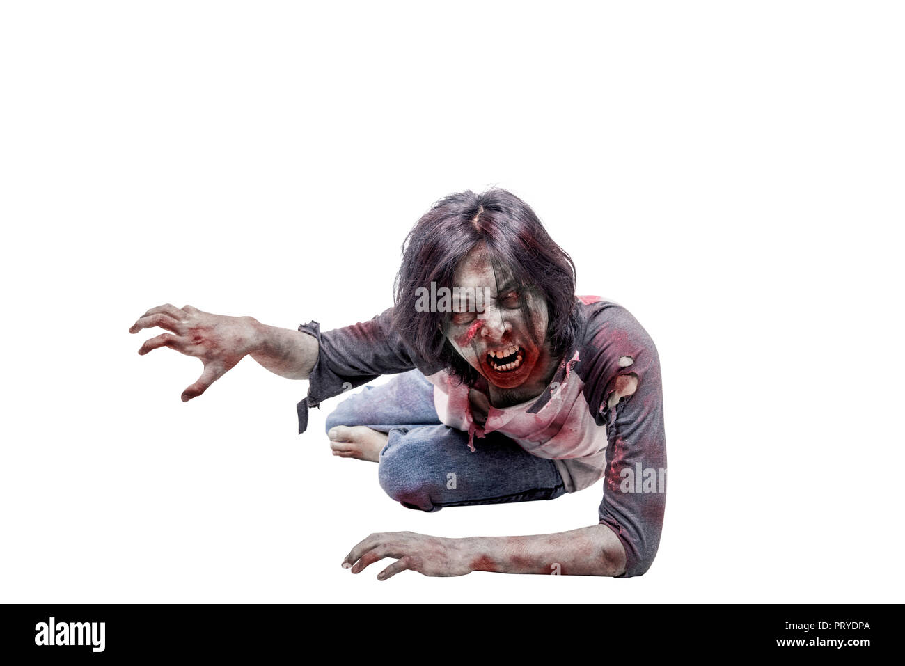 Portrait von asiatischen zombie Mann kriecht mit Händen posiert auf weißem Hintergrund Stockfoto
