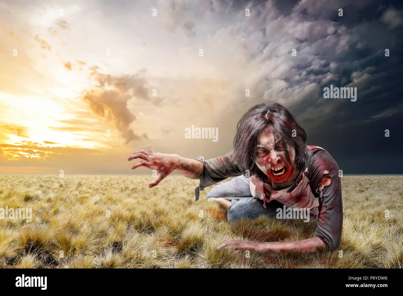 Wütende zombie Mann kriecht mit Händen im Freien Stockfoto