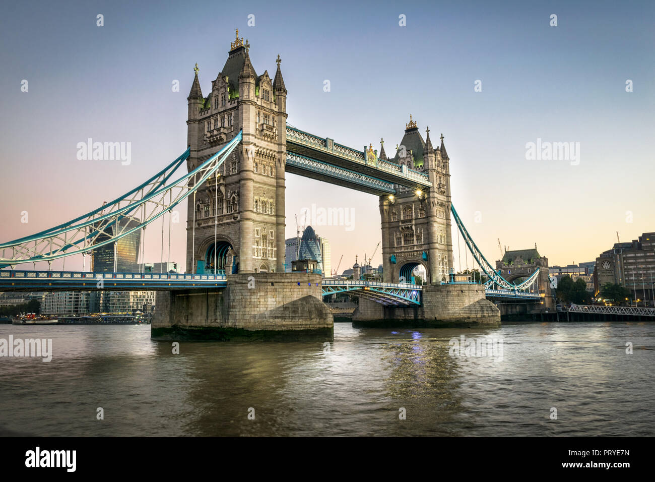 Dies ist ein Bild von der Tower Bridge in London, kurz bevor die Sonne über dem Horizont. Stockfoto