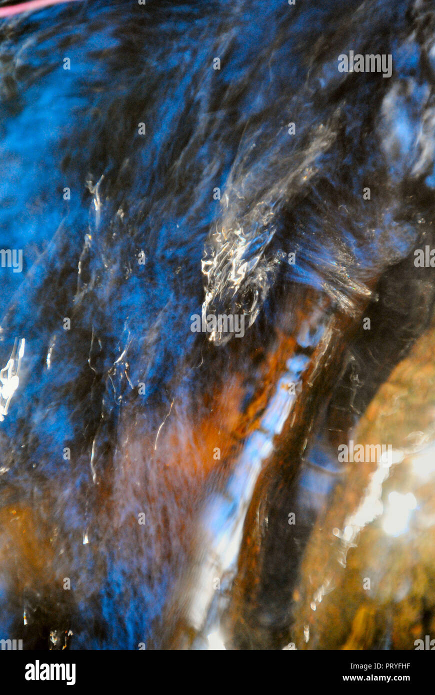 Einige seltsame Wasser Effekt, mit einem weißen abstrakte tragen, mit dem Blauen und dunklen Creek bewegen auf gelben Felsen, in Quebec, Kanada Stockfoto