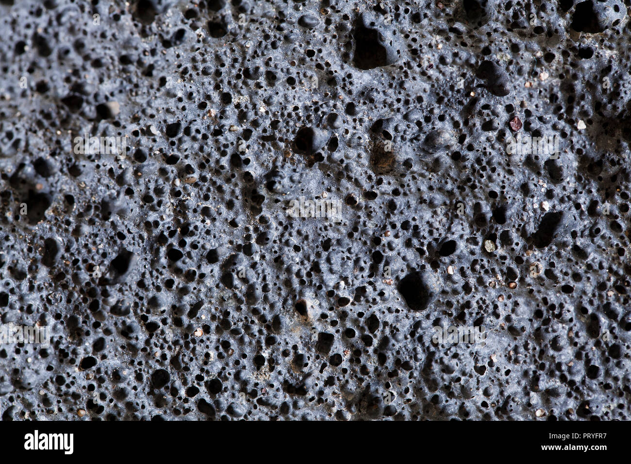 Nahaufnahme von Eruptivgestein (Schlacken, Vulkangestein, Lava Rock - Makro), Vesikel, in der Mojave-Wüste, Kalifornien - USA Stockfoto