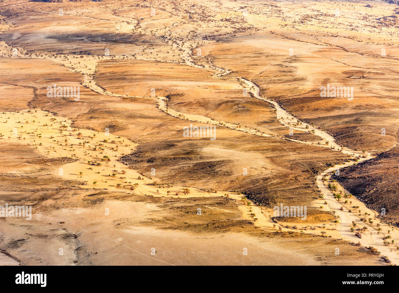 Luftaufnahme, Wüste, Landschaft, sandige Wüste und trockene Flussläufe, Grenze zu Namib-Naukluft-Nationalpark, Erongo Region Stockfoto