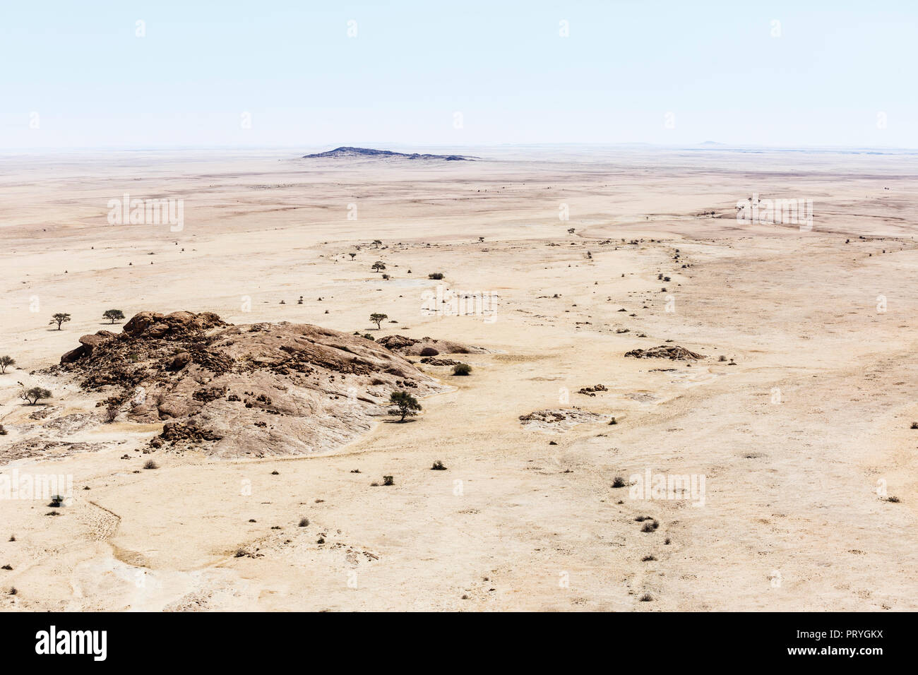 Luftaufnahme, Flachbild Granit Hügel in der Wüste Landschaft, Namib-Naukluft-Nationalpark, nord-östlichen Teil, Erongo Region, Namibia Stockfoto