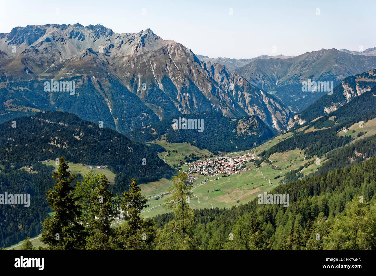 Nauders am Reschenpass, dahinter Piz Mundin 3146 m Trentin-South, Vinschgau, Südtirol, Italien Stockfoto