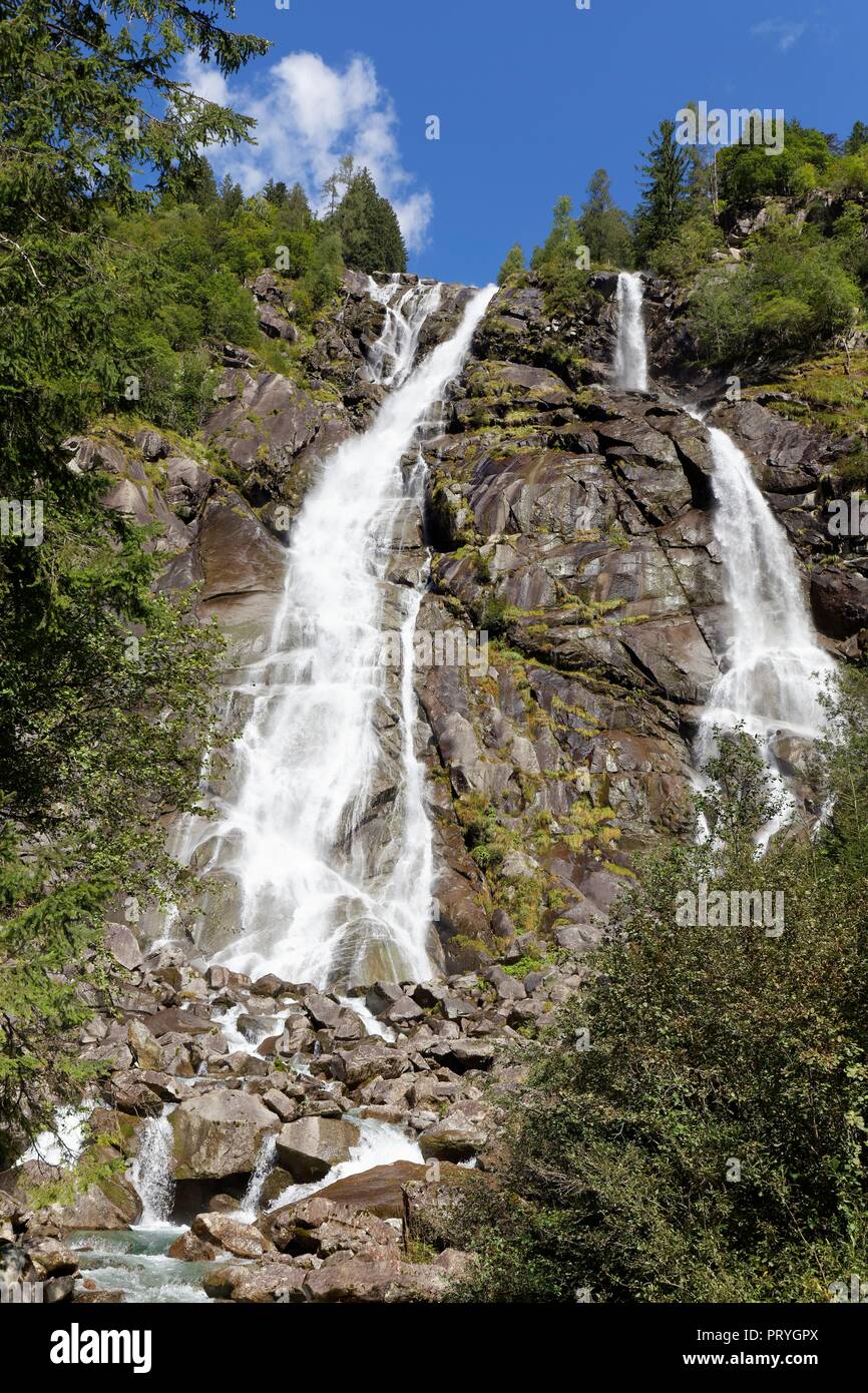 Nardis Wasserfall, 130 Meter hoch, Val Genova, Genova Tal, in der Nähe von Carisolo, Naturpark Adamello-Brenta Park, Vinschgau Stockfoto