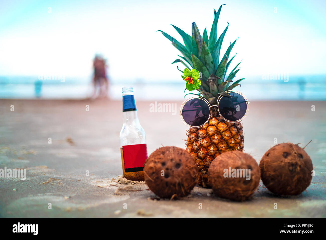 Süße Ananas Hibiscus Flower mit Kokosnüssen an sonnigen Strand Stockfoto