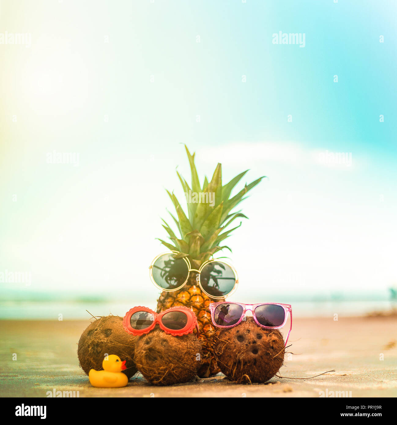 Ananas und Kokosnüssen mit Sonnenbrille Urlaub auf Karibik Strand Stockfoto