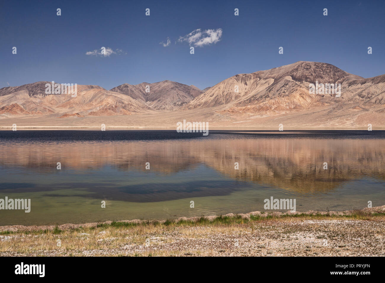 Berge und Seen Shorkul Rangul reflektierte entfernten Pamir Highway, Gorno-Badakhshan Autonome Region, Tadschikistan. Stockfoto