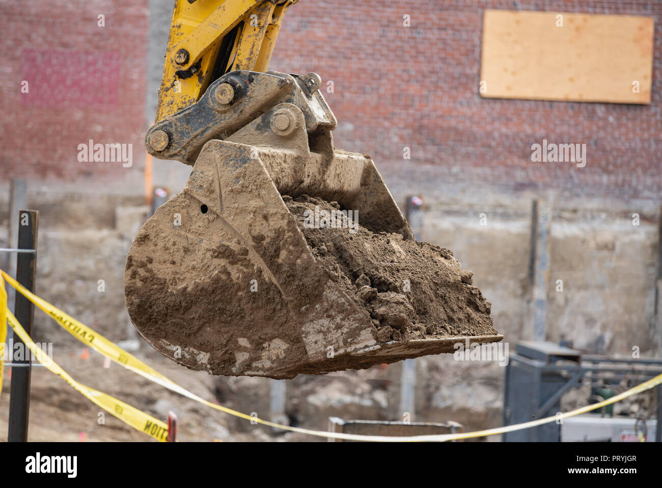 Bagger Entfernen von Schmutz aus der Baustelle in Portland, Oregon. Aus nächster Nähe erschossen. Stockfoto