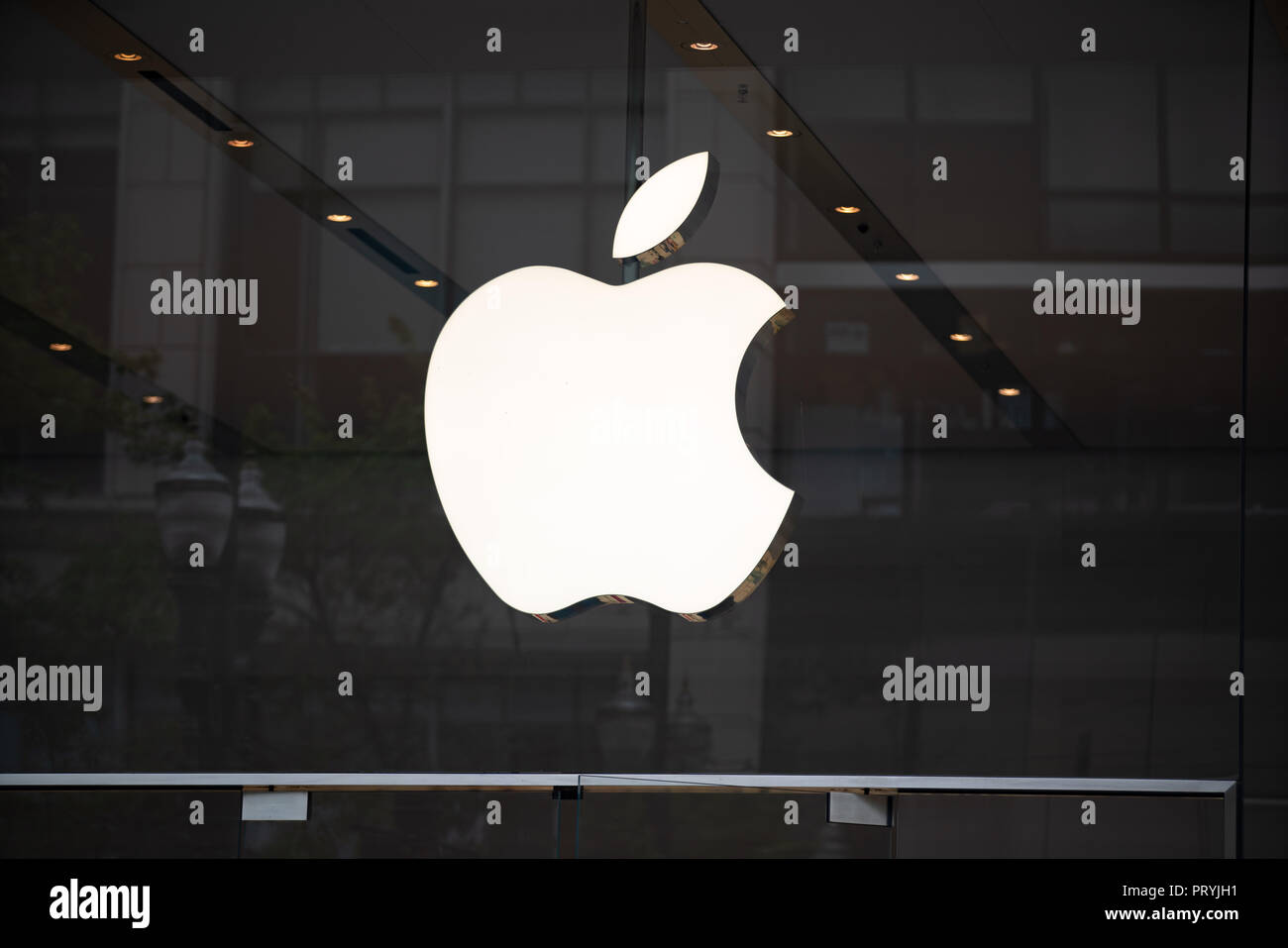 Portland, OR/USA - 21. Juni 2018: Apple Logo auf dem Store auf der 4th Avenue in der Innenstadt von Portland. Stockfoto