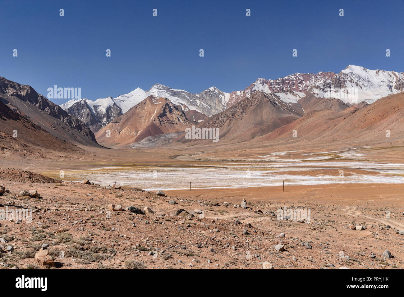 Bilder von Tal gesehen, während der Besteigung des 4,655 meter Ak-Baital Pass auf dem entfernten Pamir Highway, Gorno-Badakhshan Autonome Region, Tadschikistan. Stockfoto