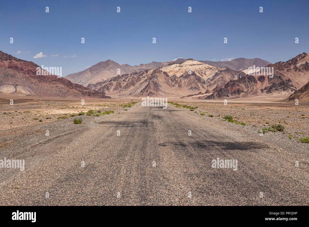 Zentriertes Bild eines entfernten Abschnitt des Pamir Highway, Gorno-Badakhshan Autonome Region, Tadschikistan. Stockfoto