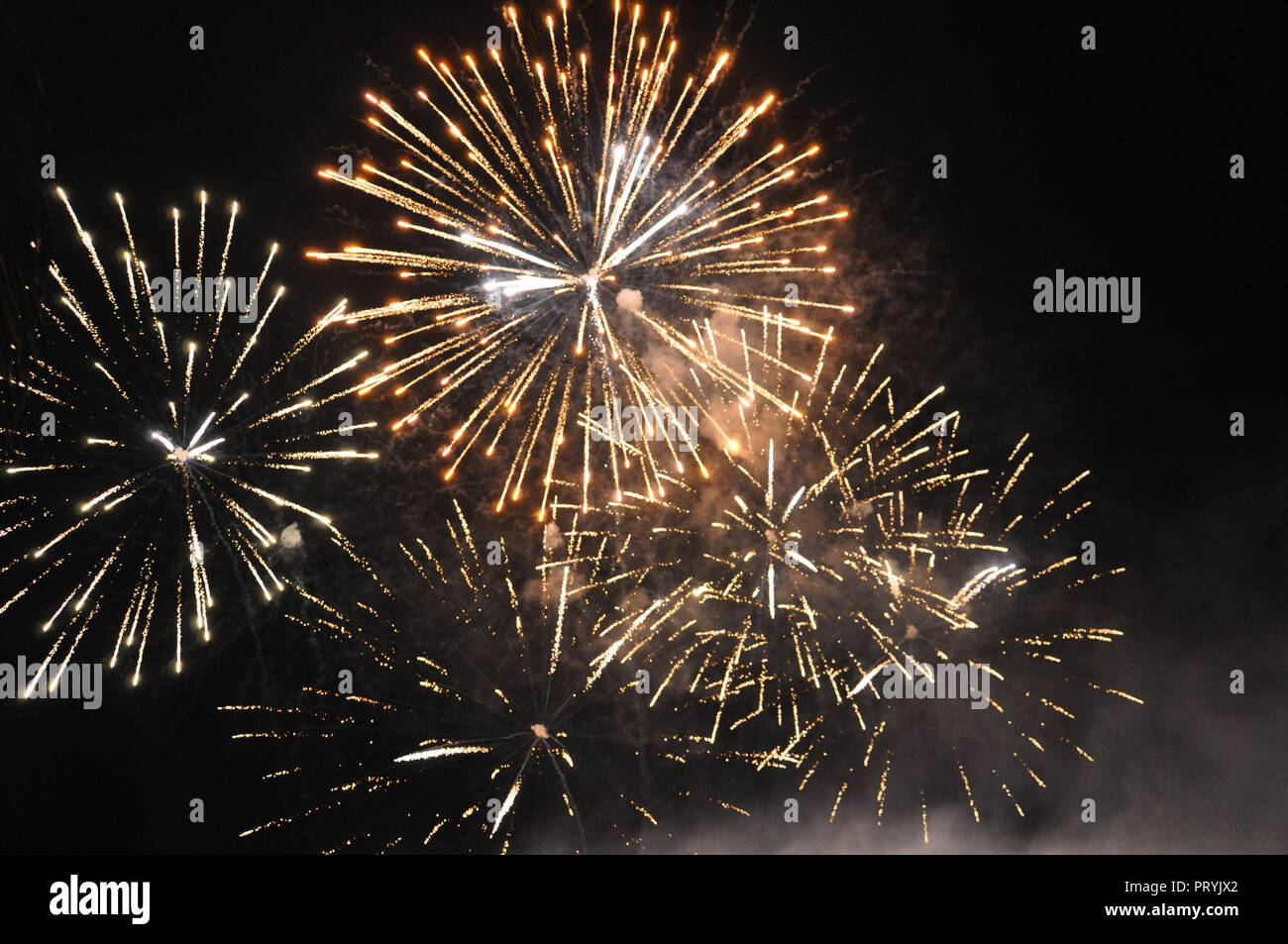 Goldenen Feuerwerk an Silvester in Thailand Stockfoto