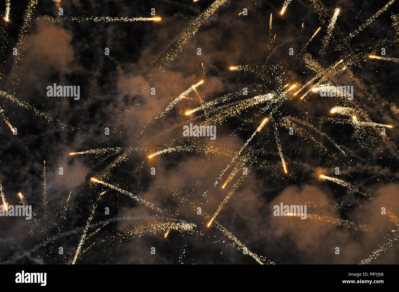 Goldenen Feuerwerk an Silvester in Thailand Stockfoto