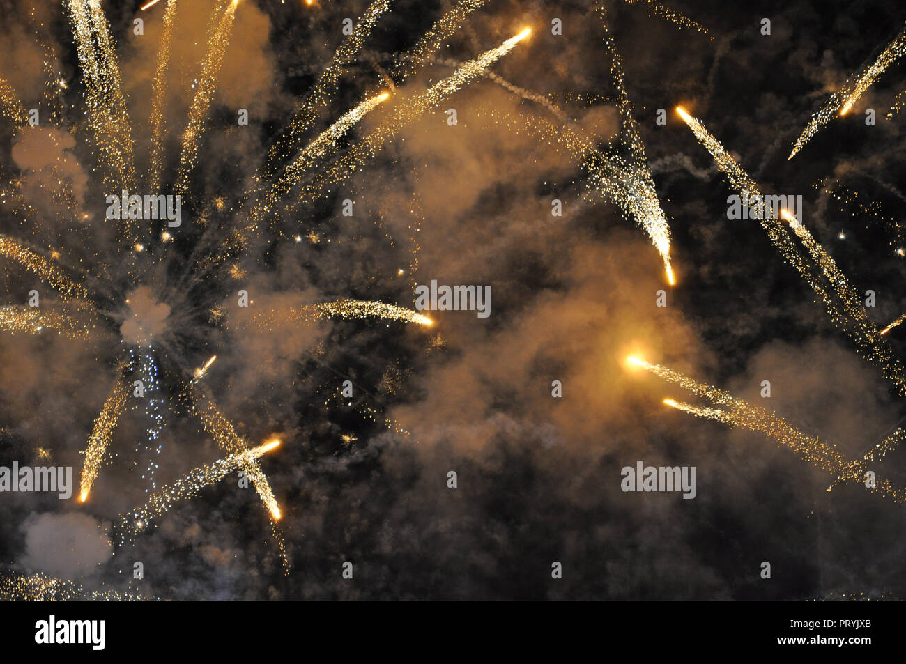 Goldenen Feuerwerk an Silvester in Thailand Stockfoto