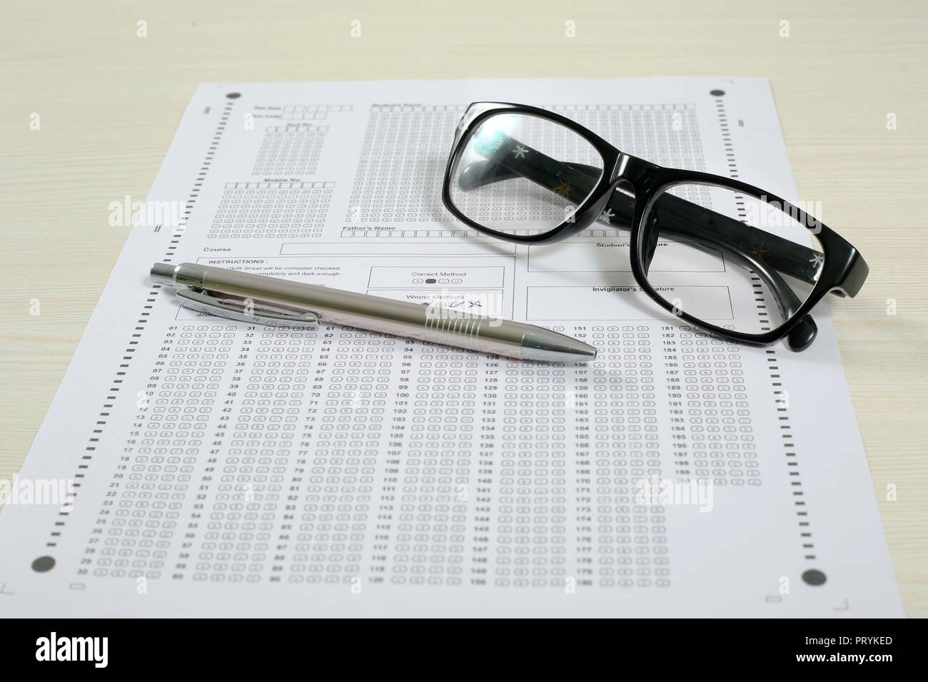 Bild der OME-Blatt, schwarze Brille und Stift. Auf weissem Hintergrund. Stockfoto