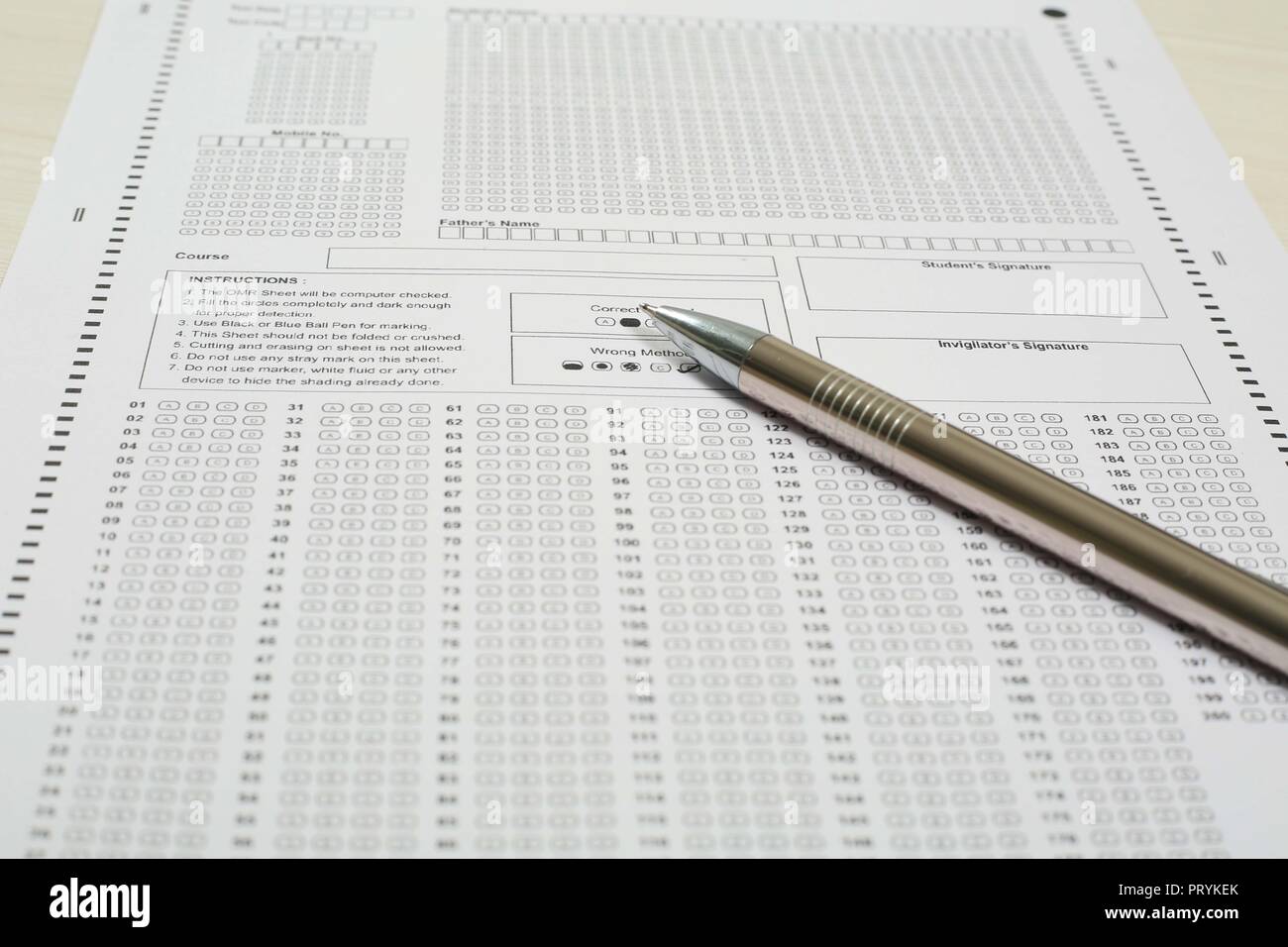 Bild der OME-Blatt und Stift. Auf weissem Hintergrund. Stockfoto