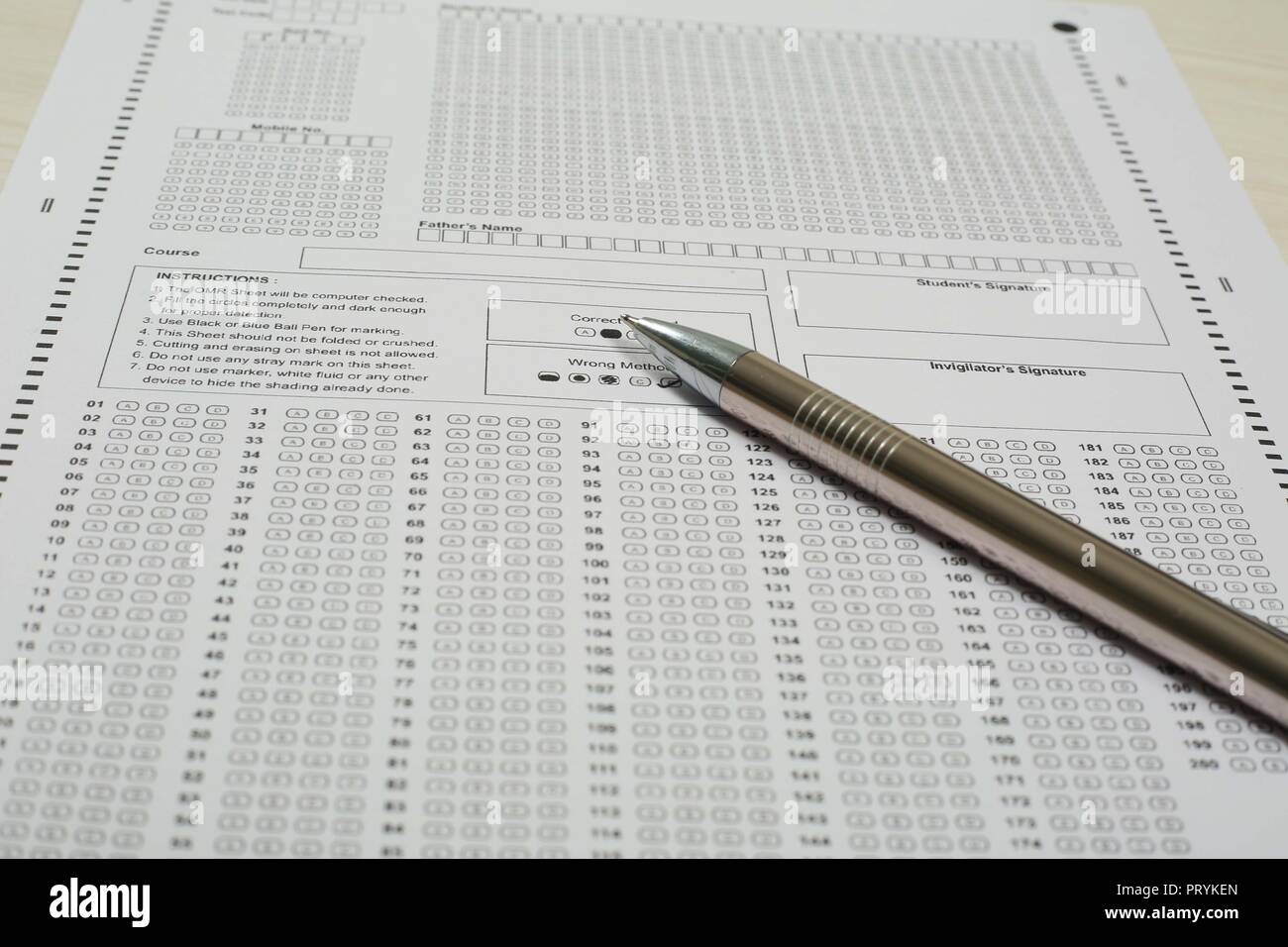 Bild von Exam OME-Blatt und Stift. Auf weissem Hintergrund. Stockfoto