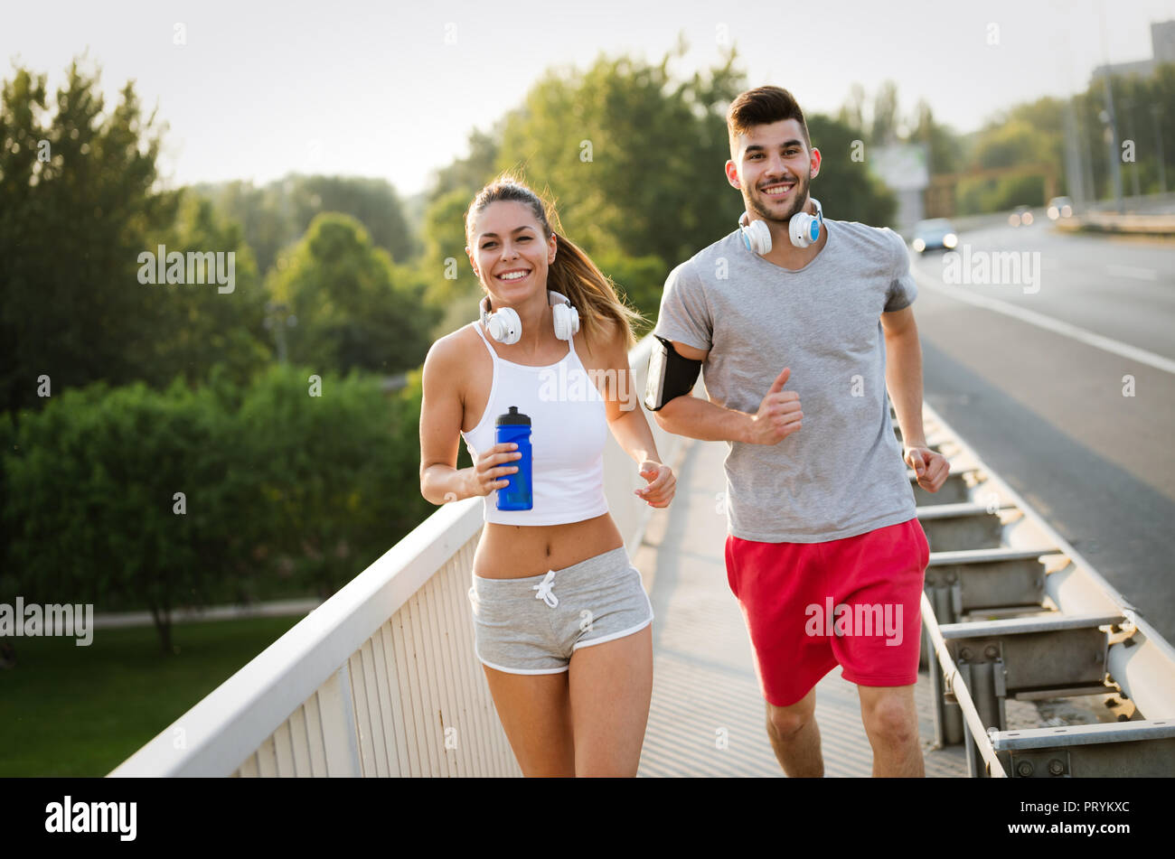 Freunde fitness training zusammen im Freien leben Aktiv gesund Stockfoto