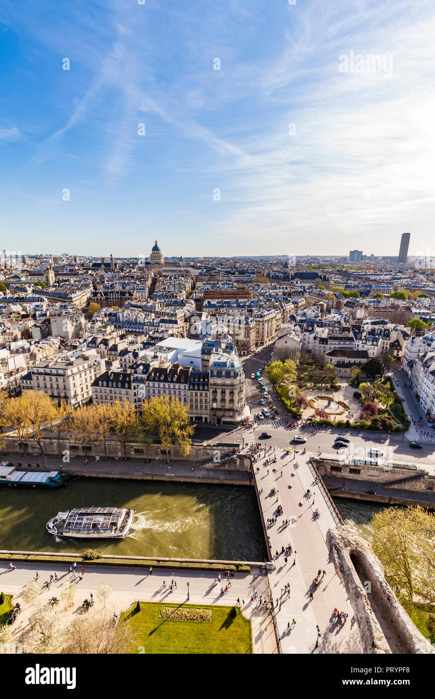 Frankreich, Paris, Stadtzentrum mit touristischen Boot auf Seine Fluss Stockfoto