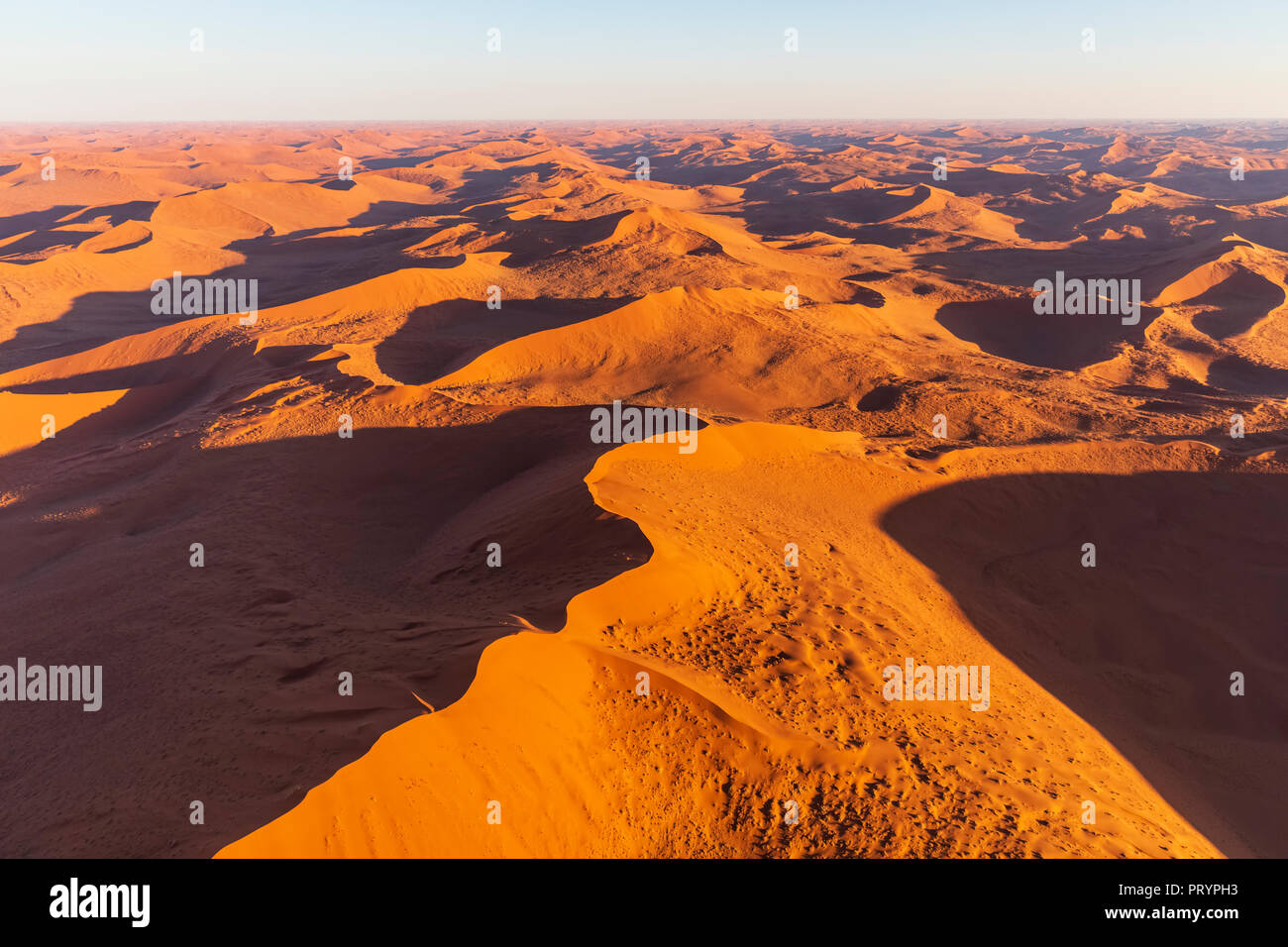 Afrika, Namibia, die Wüste Namib, Namib-Naukluft-Nationalpark, Luftaufnahme von Dünen der Wüste Stockfoto