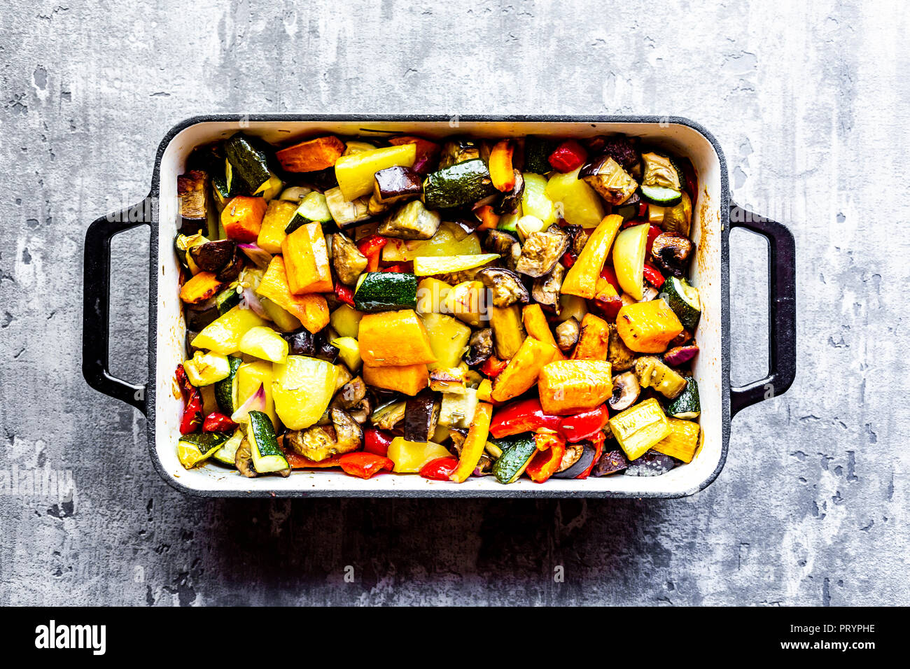 Backofen, Gemüse, Zucchini, Auberginen, Kartoffeln, Karotten, Süßkartoffeln, Champignon, Zwiebeln und Knoblauch Stockfoto