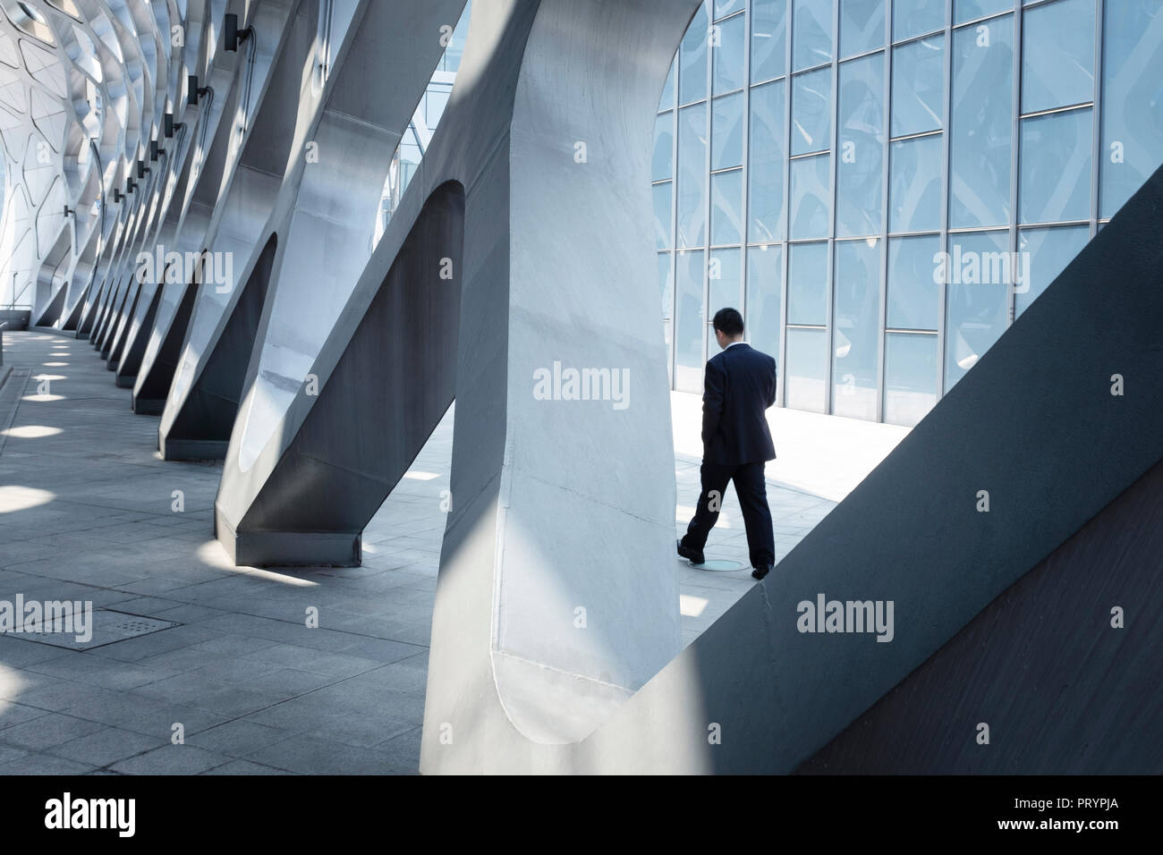 China, Shenzhen, moderne Architektur und Walking Geschäftsmann Stockfoto