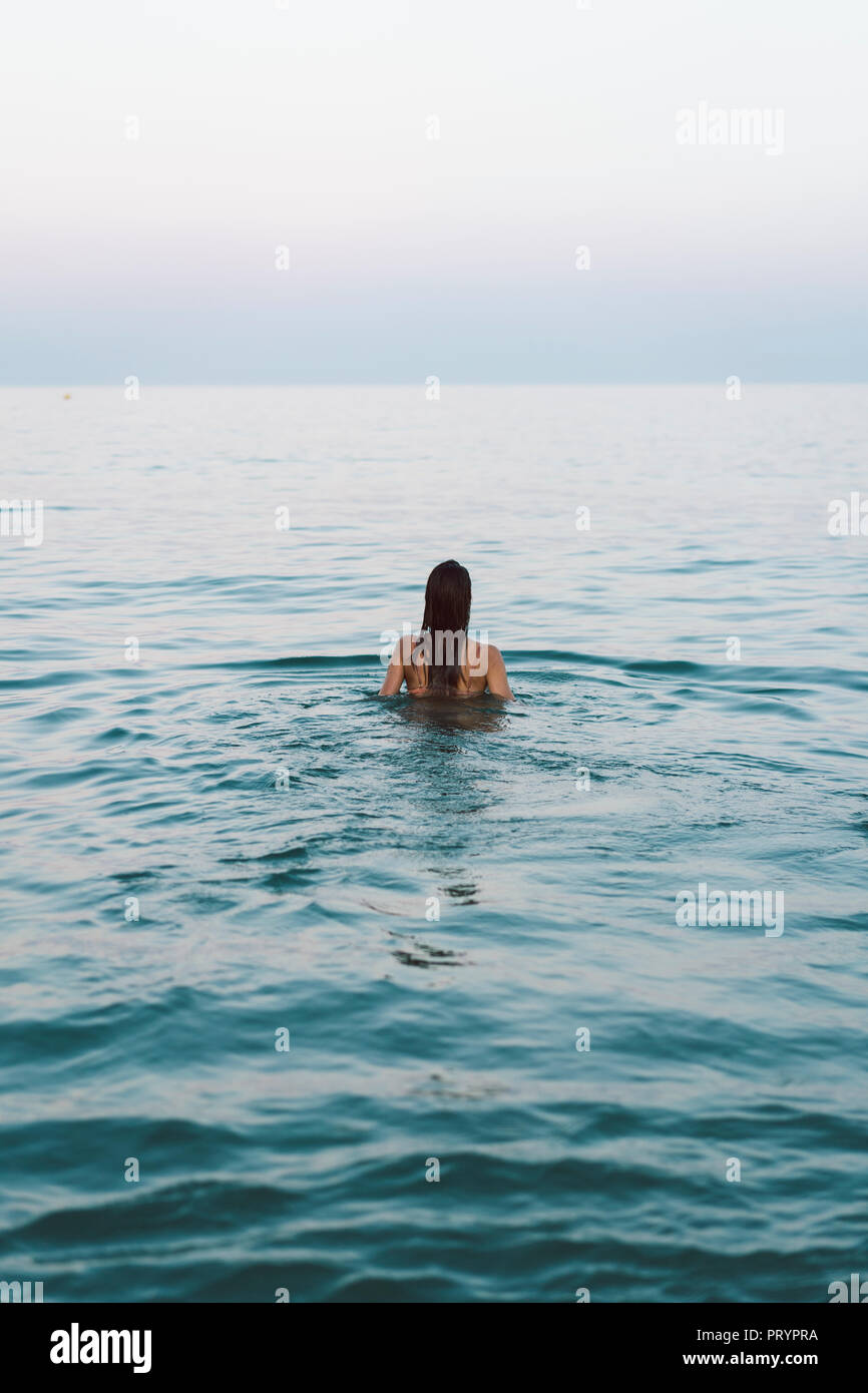 Schöne Frau am Strand, Schwimmen im Meer Stockfoto