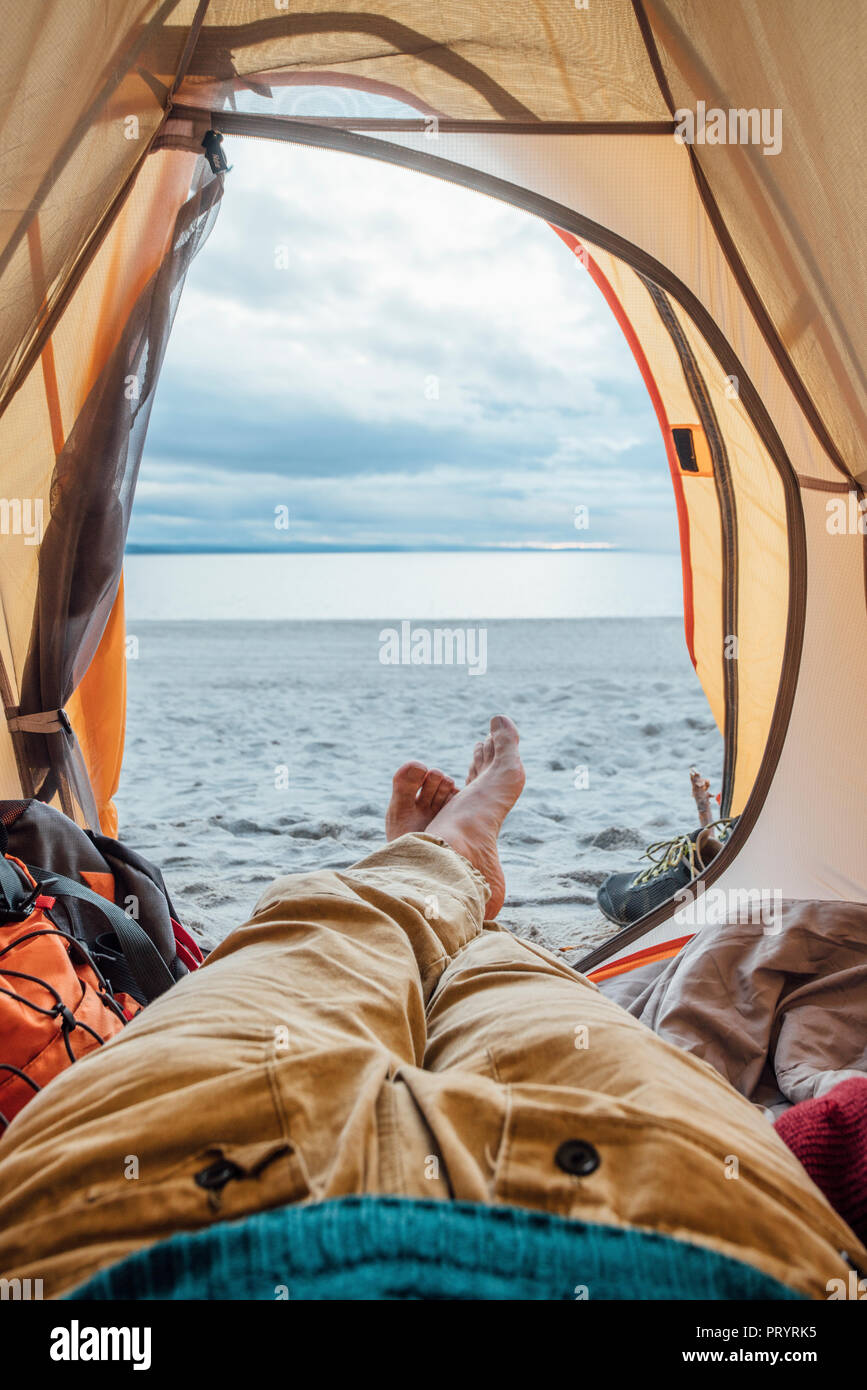 Die Füße des Menschen, Lügen im Zelt am Strand Stockfoto