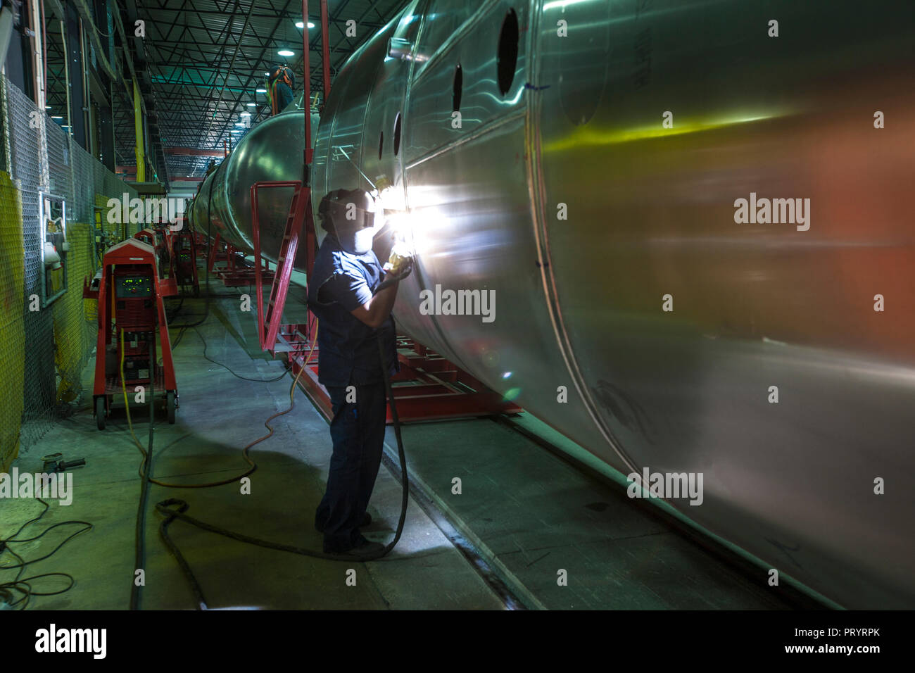 Arbeiter Schweißen großer Tank in der Factory Stockfoto