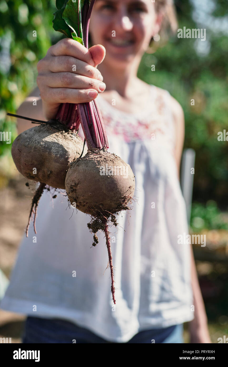 Junge Frau mit Rote Bete Stockfoto