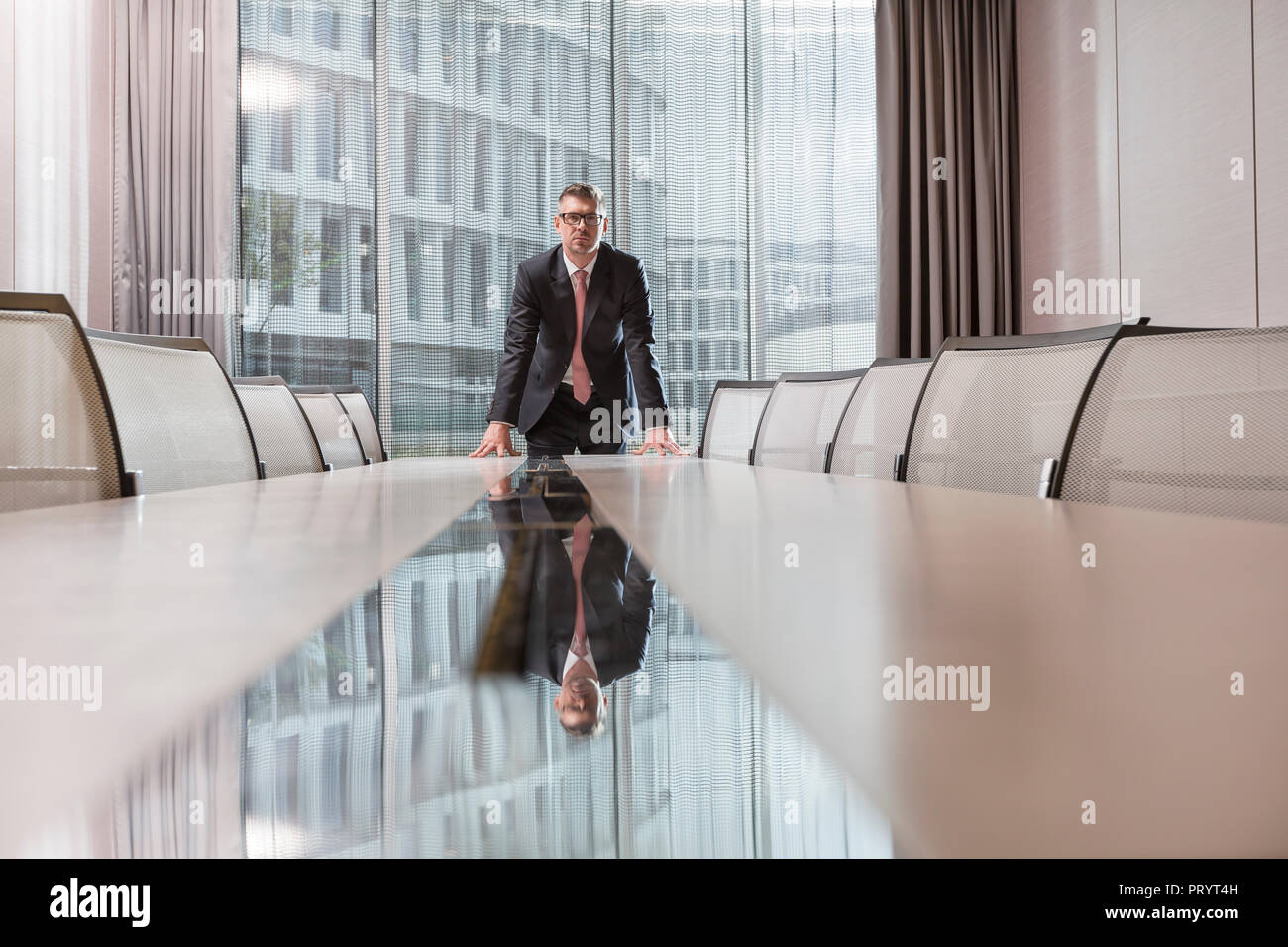 Polen, Warzawa, Geschäftsmann, stehen am Konferenztisch in hotel Stockfoto