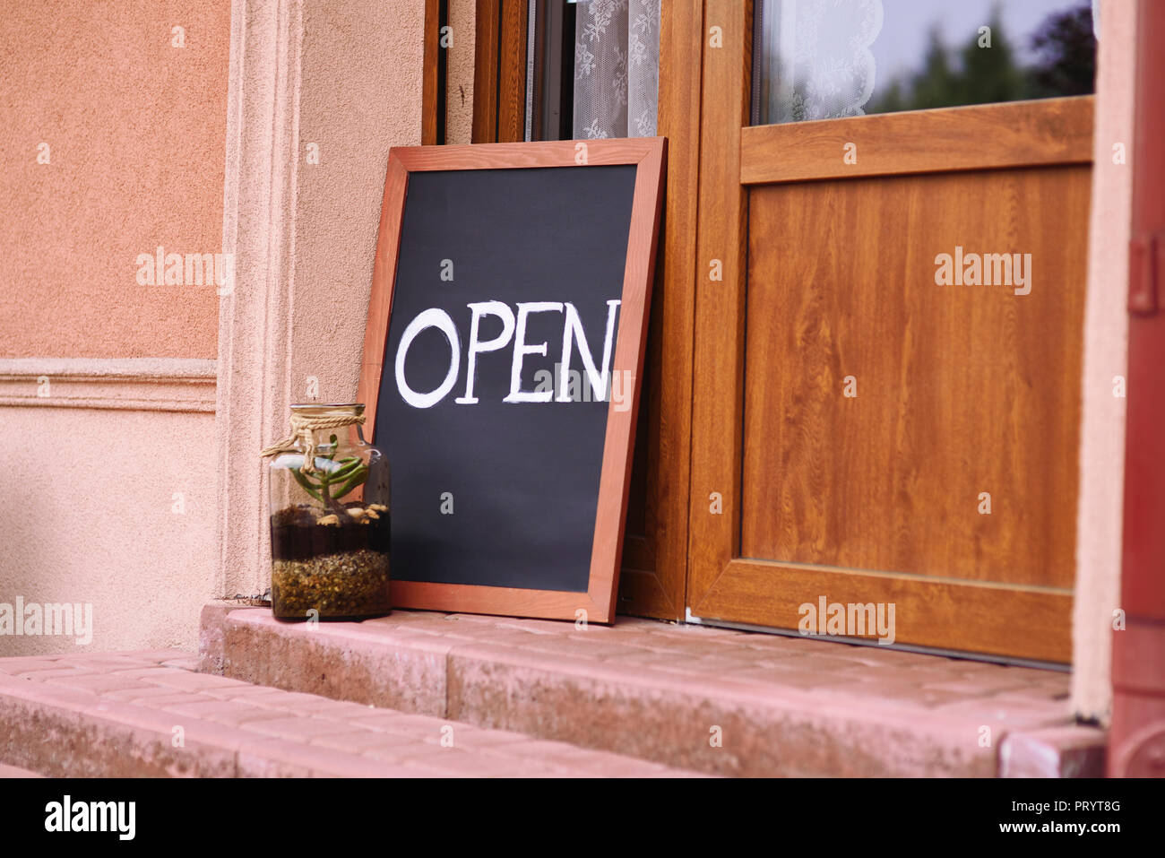 Street Cafe"-Schild an der Tür Stockfoto