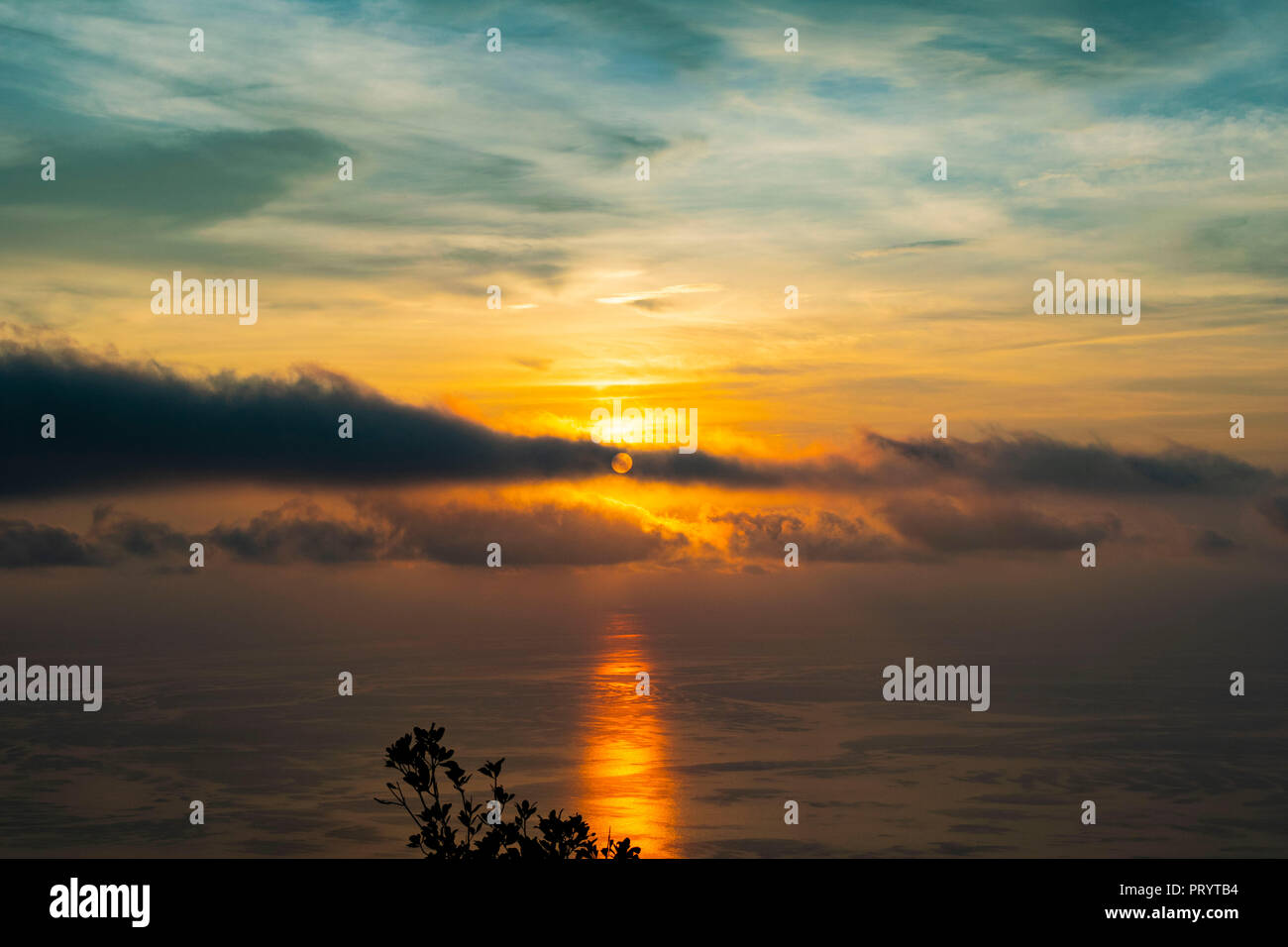 Sonnenuntergang durch Wolken in Langkawi Malaysia blockiert Stockfoto