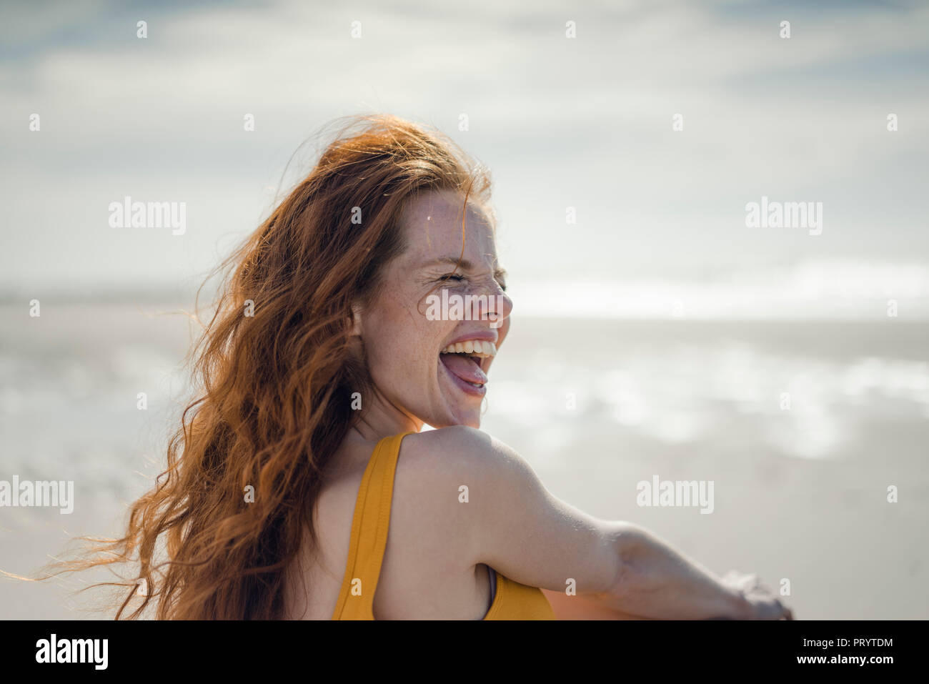 Lachende Frau, die Spaß am Strand Stockfoto