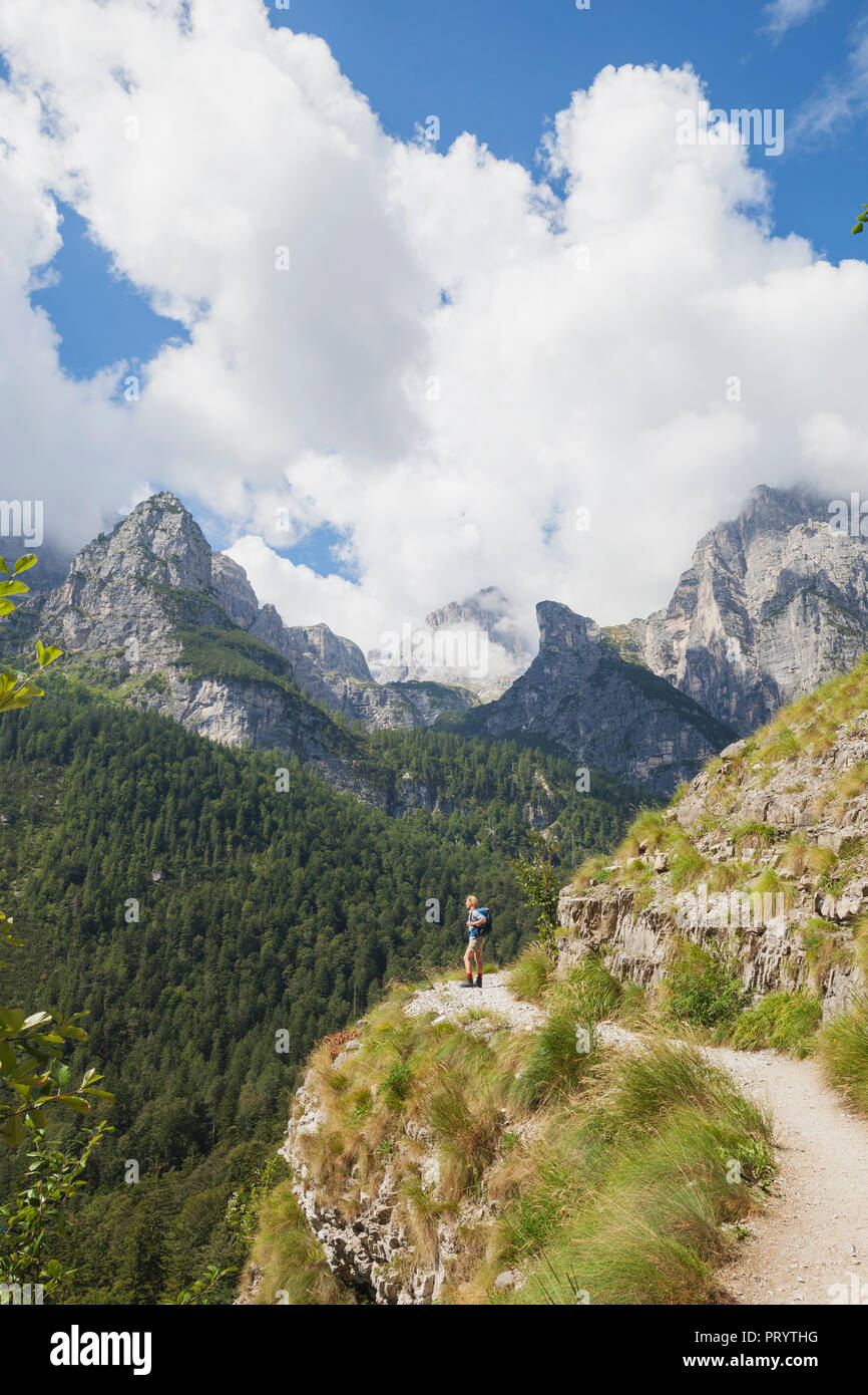 Italien, Trentino, Dolomiten, Parco Naturale Adamello Brenta, Frau genießen Berglandschaft auf Trail entlang Croz dell'Altissimo Stockfoto