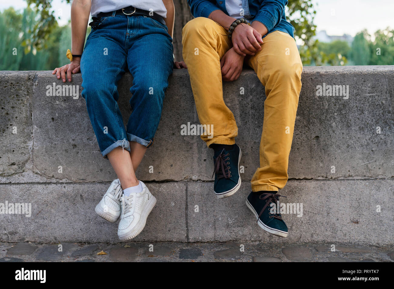 Beine von ein Paar an einer Wand Stockfoto