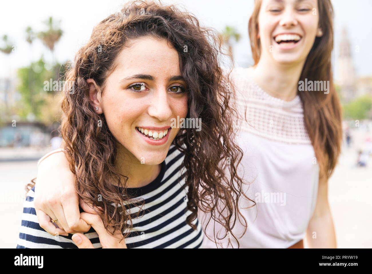 Porträt von zwei Glückliche weibliche Freunde im Freien Stockfoto